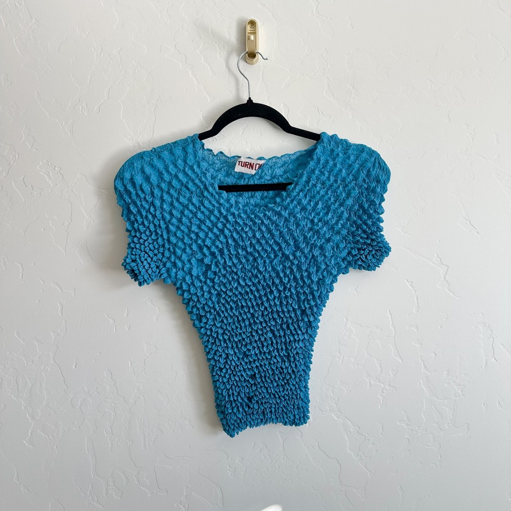Turn On | Y2K Popcorn Expanding Stretch Top in Blue